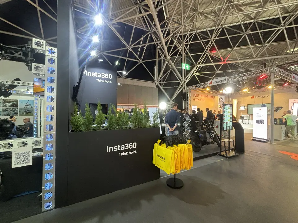 Corner with green planters along the wall top and the Insta360 logo
