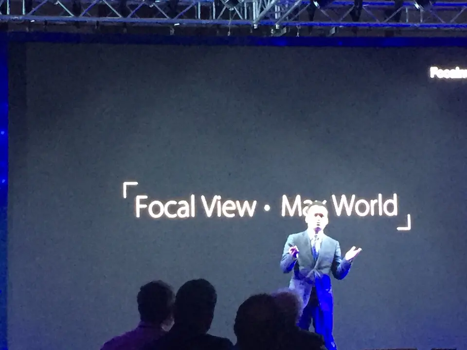 Close view of the presenter before the Focal View Max World screen