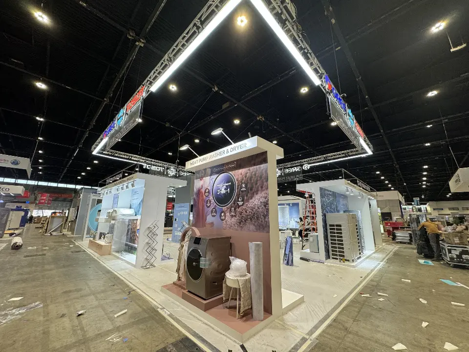 Front view of the washer dryer pillar with white product rooms on both sides