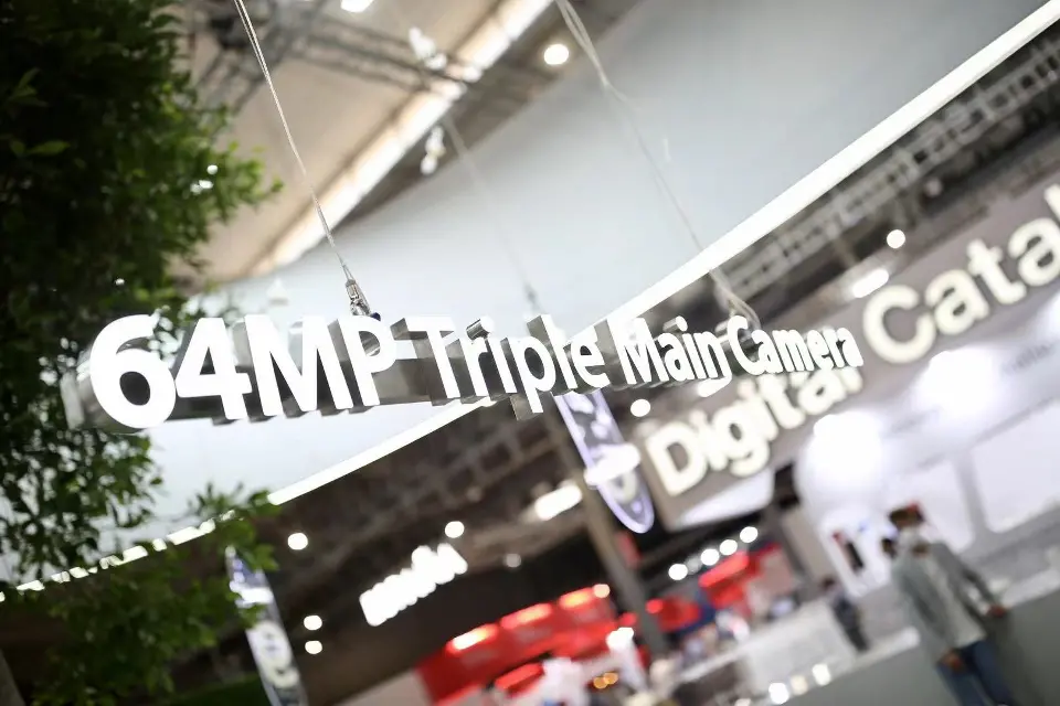 Angled view of 64MP Triple Main Camera lettering above the stand