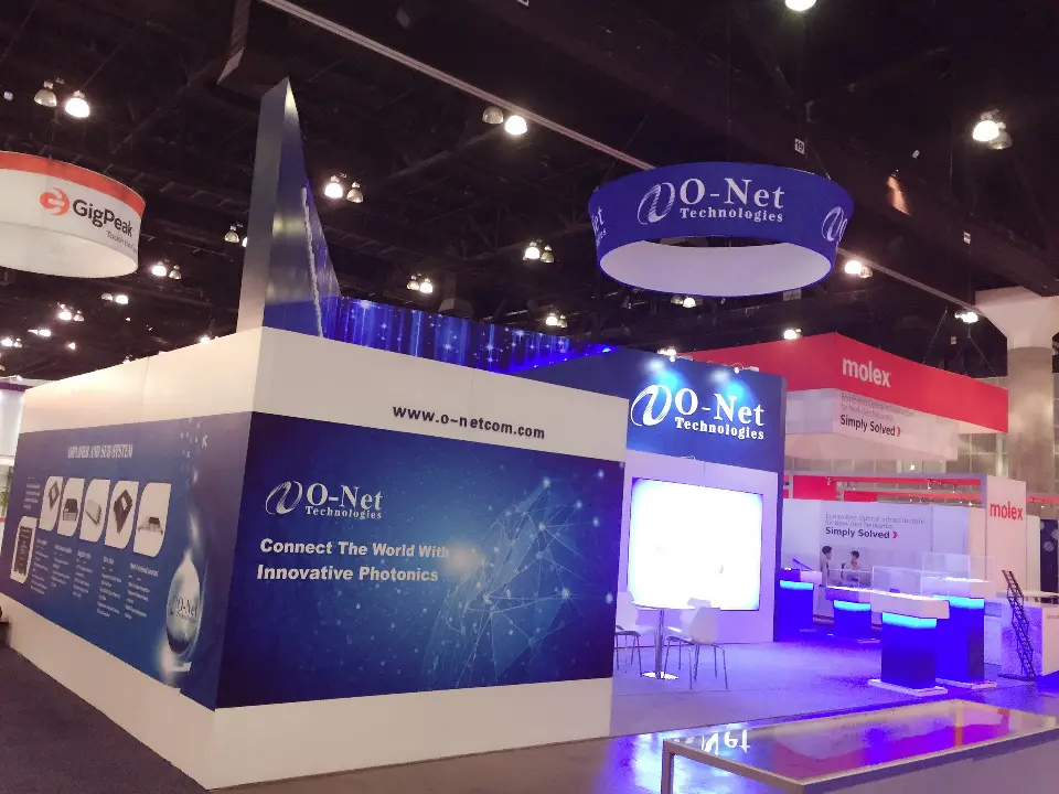 Corner view with backlit display wall, blue-lit counters and the round O-Net sign