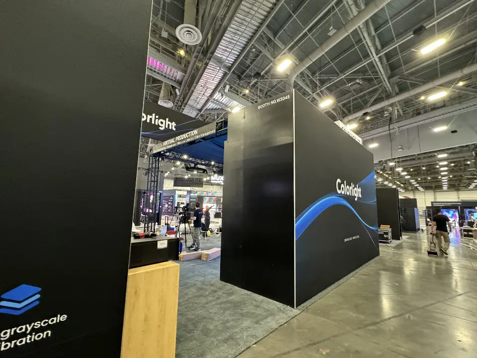 Tall black walls with blue wave graphics and grayscale calibration text