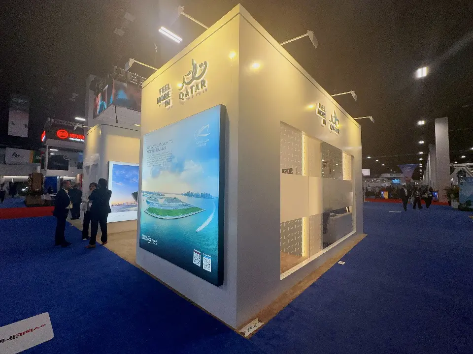 Cube corner with backlit beach graphic on blue carpet