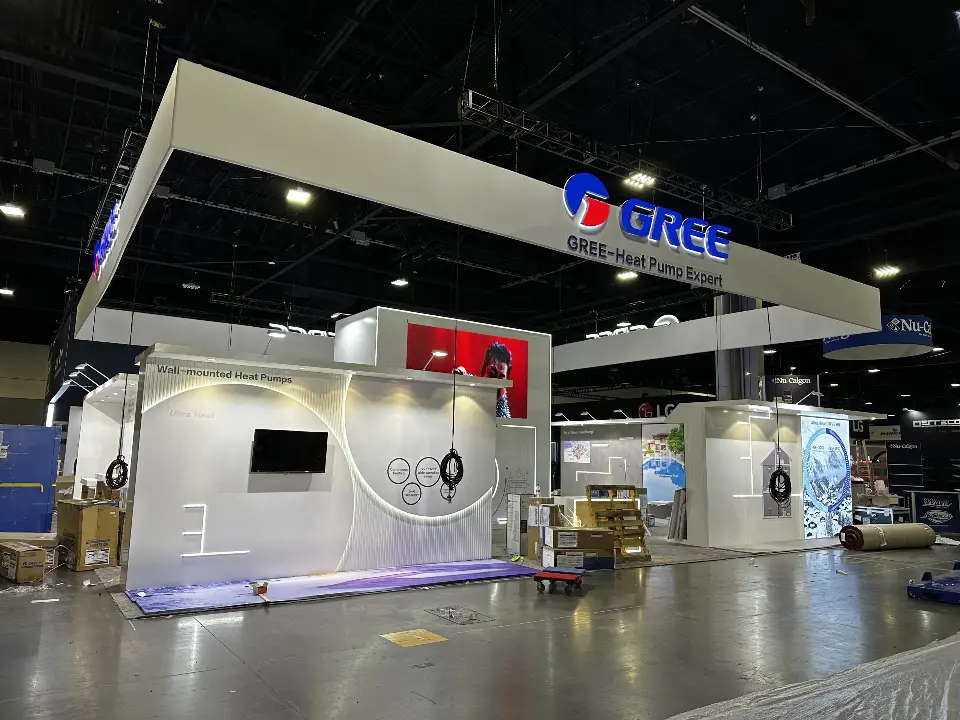 During build-up: GREE display walls with screens and a red logo panel before carpet