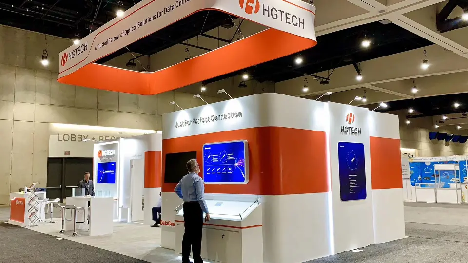 Panoramic view of the booth with a visitor at the lit counter