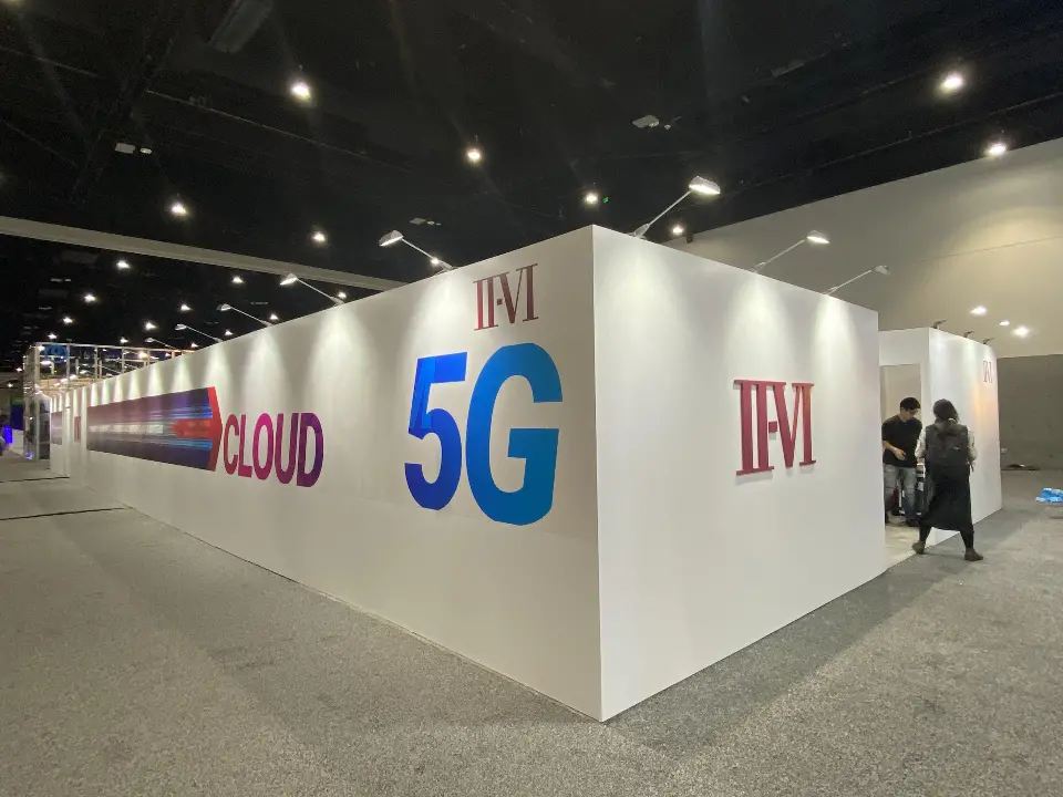 Corner wall with large blue 5G and CLOUD lettering