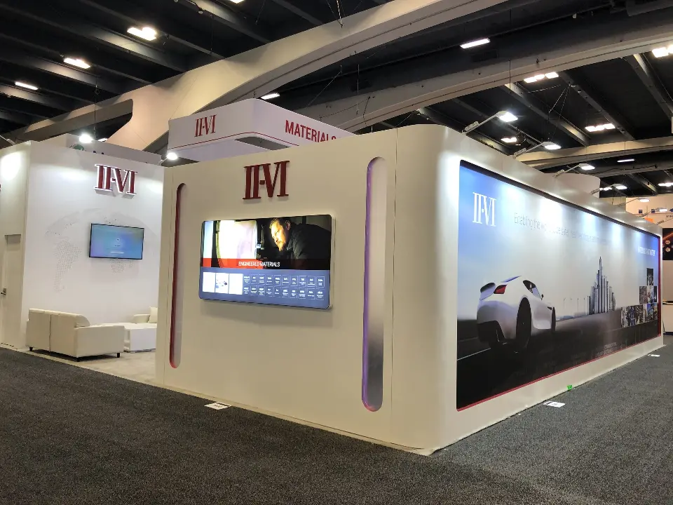 Rounded corner of the booth with wall screen and car graphic along the side