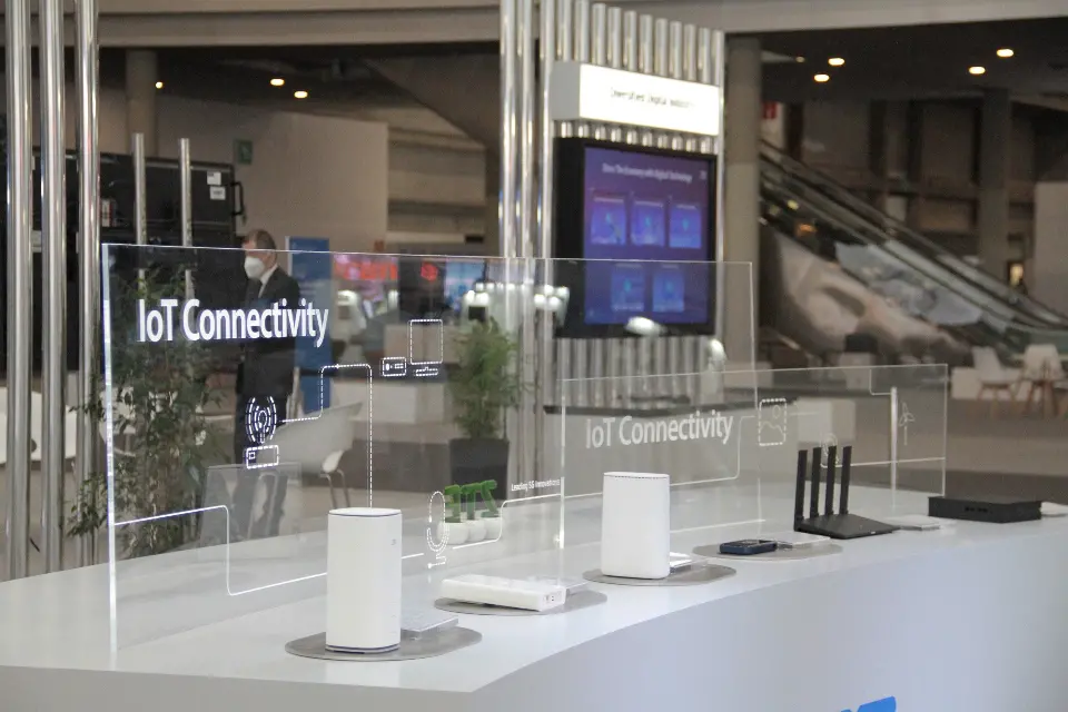 IoT Connectivity display with white routers on a clear-topped counter